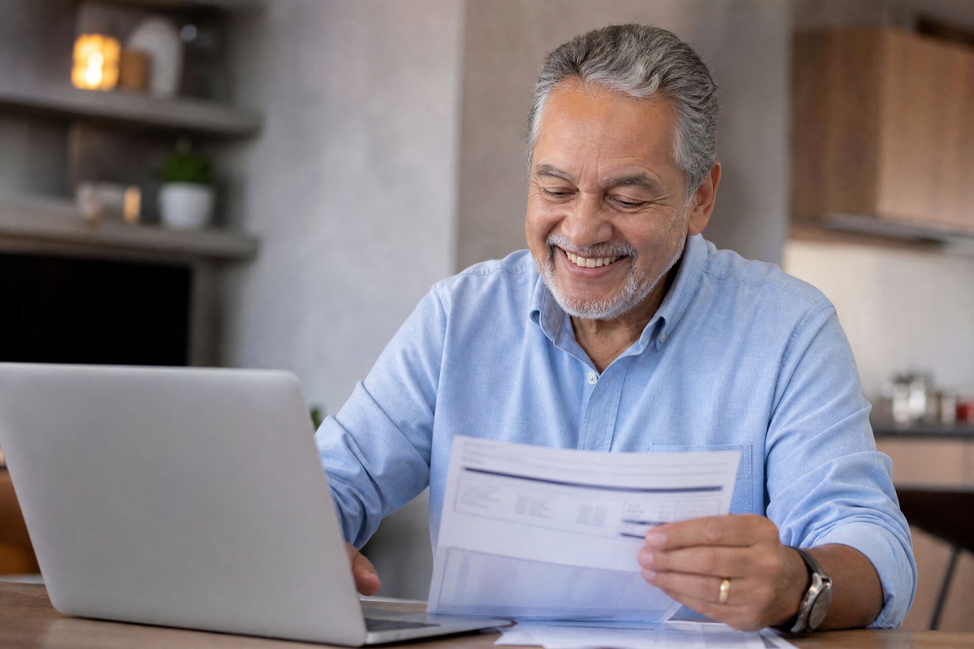 Aposentado sorrindo ao revisar documentos financeiros